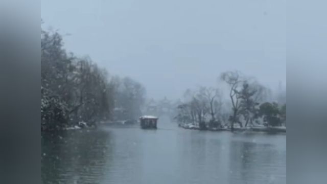 余拏一小舟 拥毳衣炉火 独往湖心亭看雪