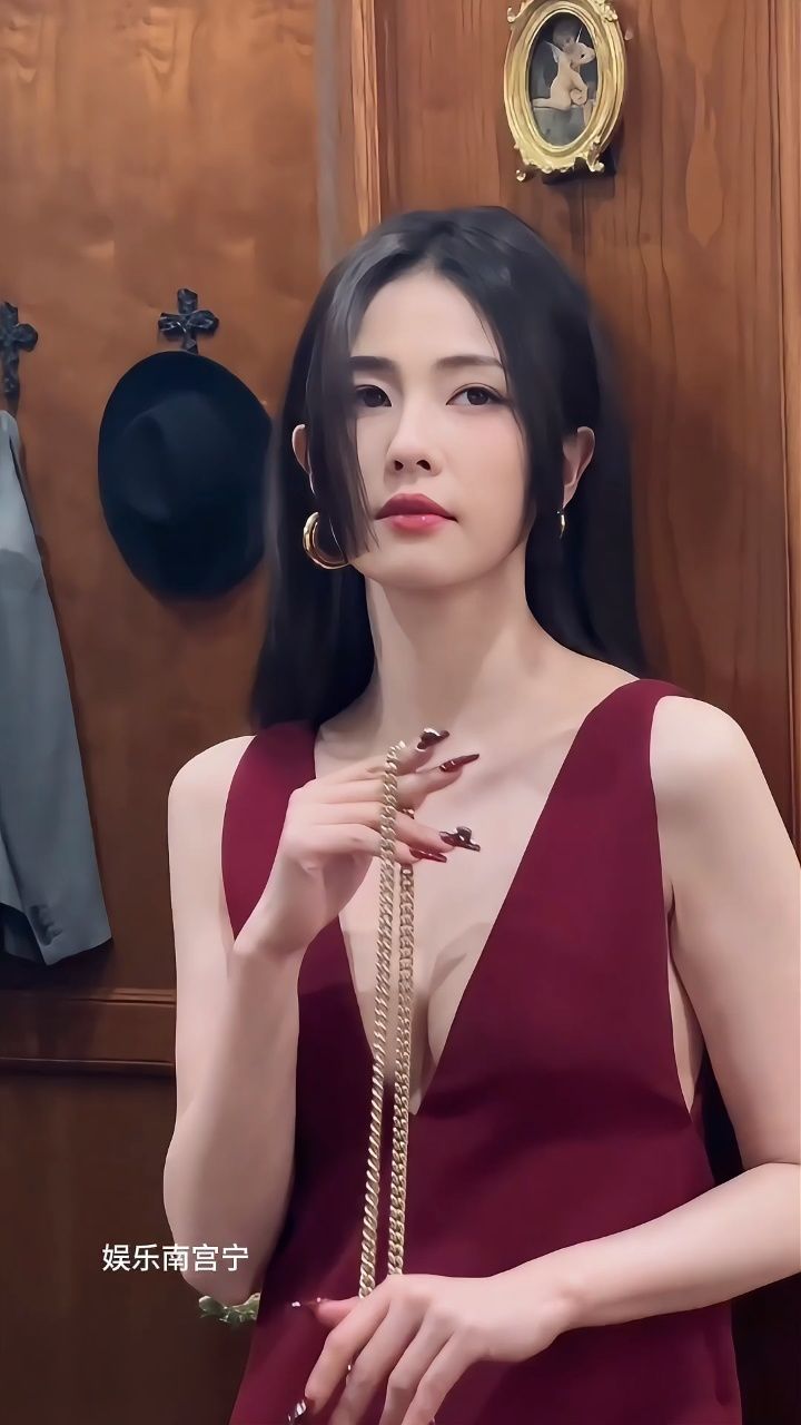 白鹿红色深v连体裤,公主切优雅大方,美的不可方物