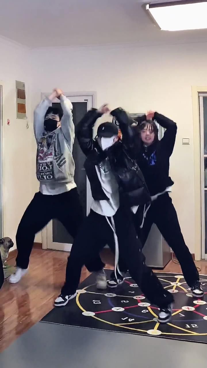 以为穿个大棉袄就能限制我发挥嘛就是热#来跳舞 #hiphop#litefeet