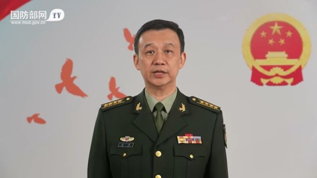 双语海报丨解放军和武警部队代表团新闻发言人:中国人民解放军坚决捍卫国家主权和领土完整