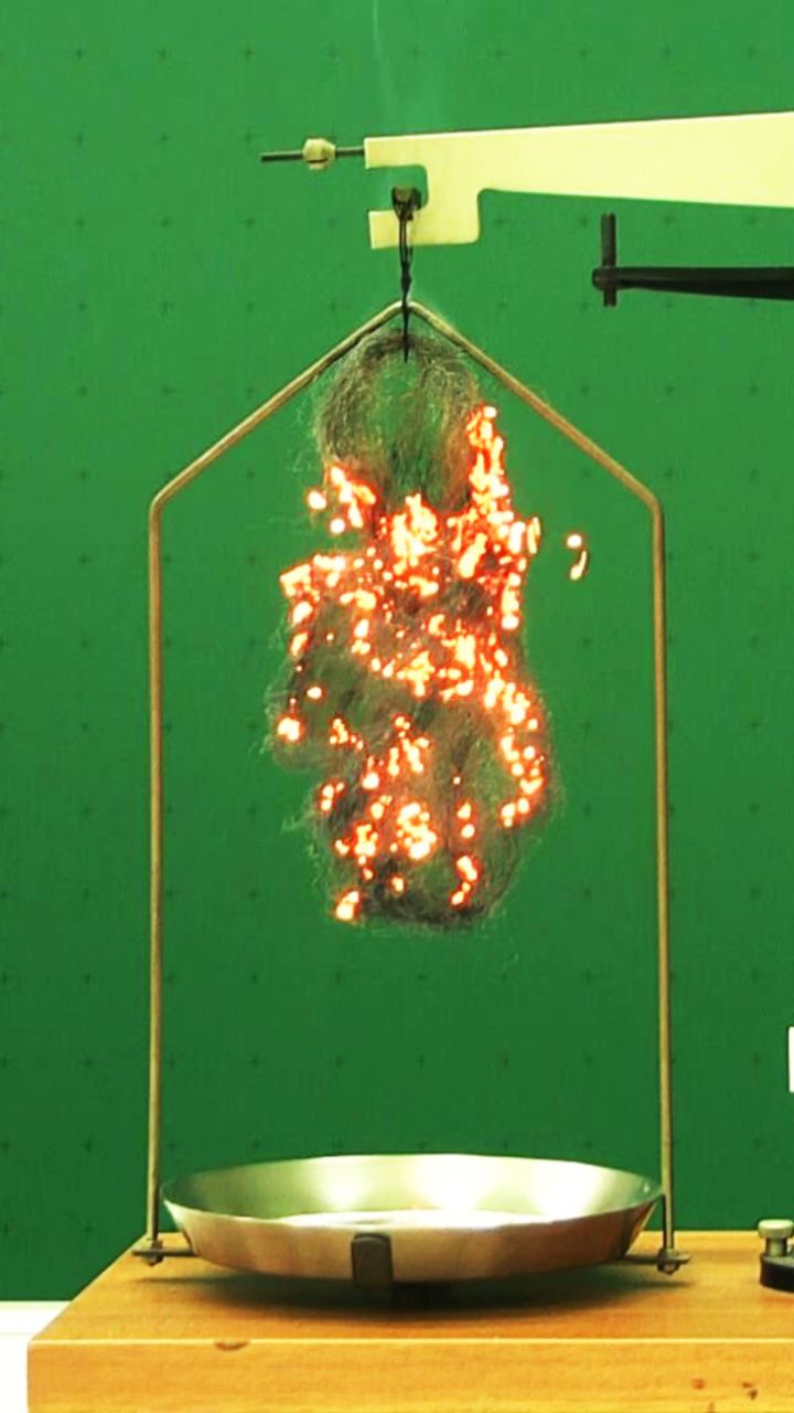 钢丝绒燃烧时先变轻又变重,这是什么道理?