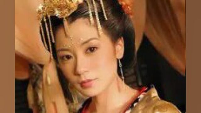 白莲花盈盈欲爬太子之床,不料被太子妃发现,晒成人干