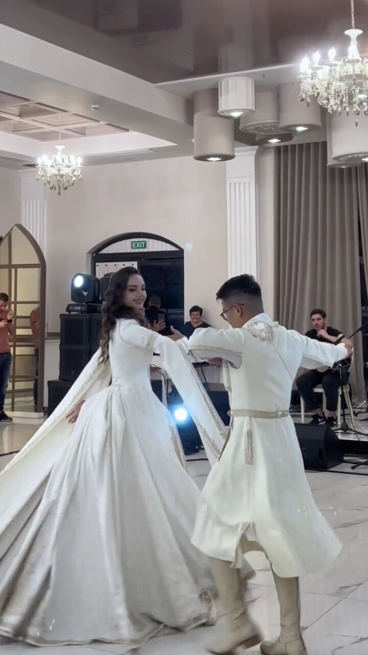 娶媳妇不容易,跳得不好让大家见笑了……#凯诺夫妇