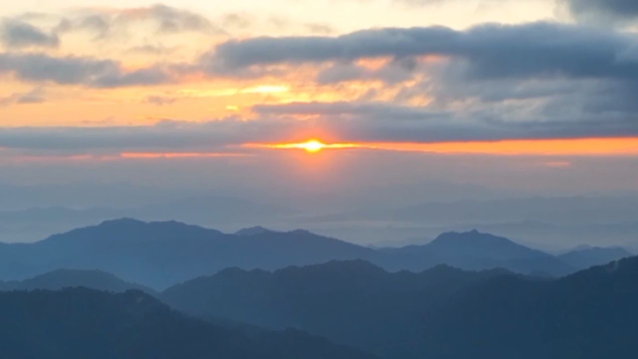 尖峰岭日出图片