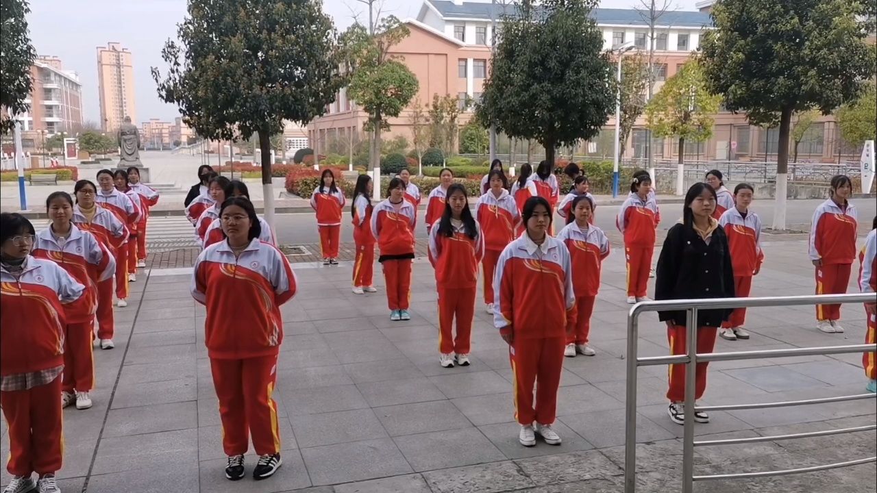 毕节一中2023级6-11篮球选项班校园华尔兹教学