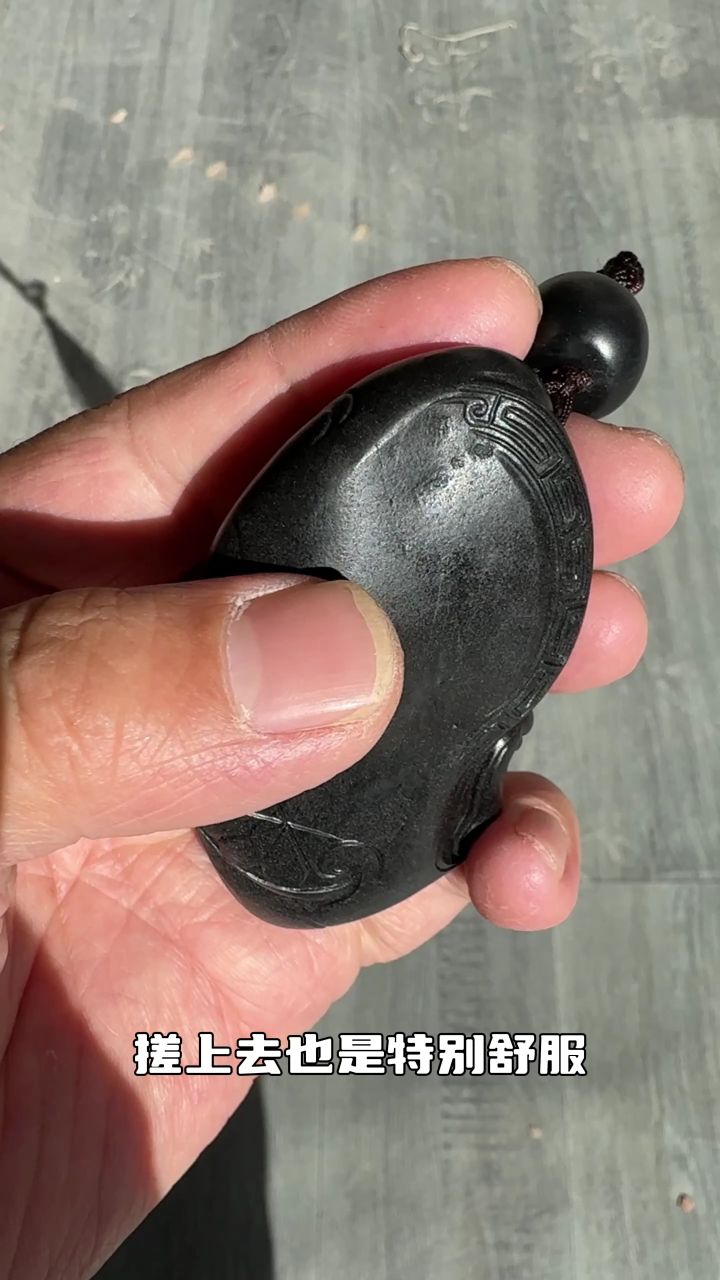 和田玉墨玉籽料貔貅把件,黑度好纯手工雕刻