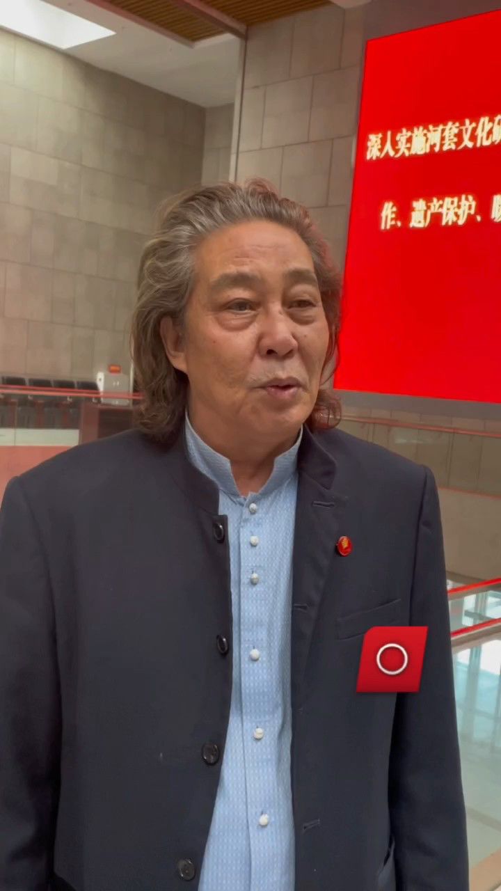 在内蒙古巴彦淖尔市文艺座谈会上接受巴彦淖尔日报采访