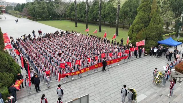 【国防有我】梨花风起正清明ⷥŽ东革命烈士陵园:老区人民寄哀思 鲜花挽联敬英雄