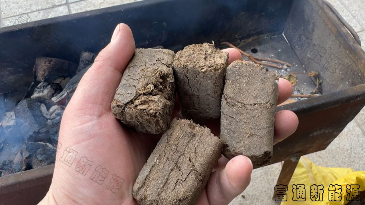 用牛粪压块燃料来烤羊肉串更不错#牛粪压块机#牛粪压块燃料#牛粪压缩