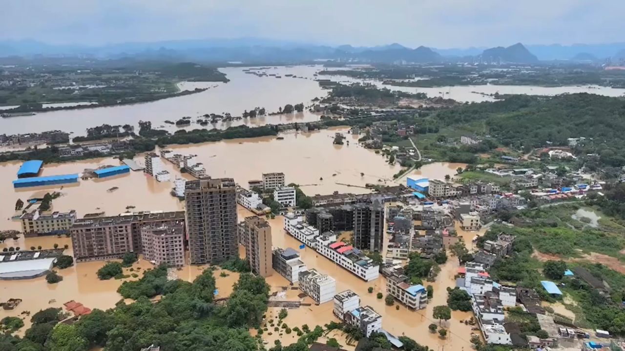 航拍北江洪峰过境!沿河部分房屋商铺受浸,一片汪洋