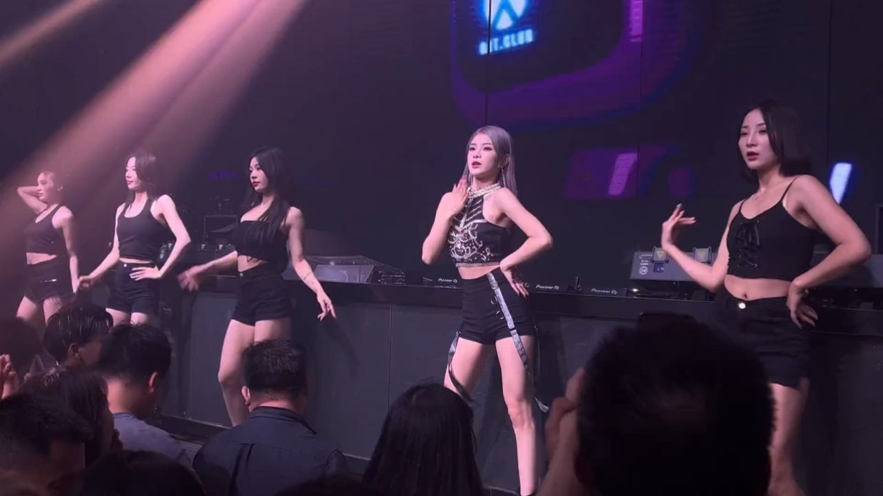 美女在酒吧跳舞