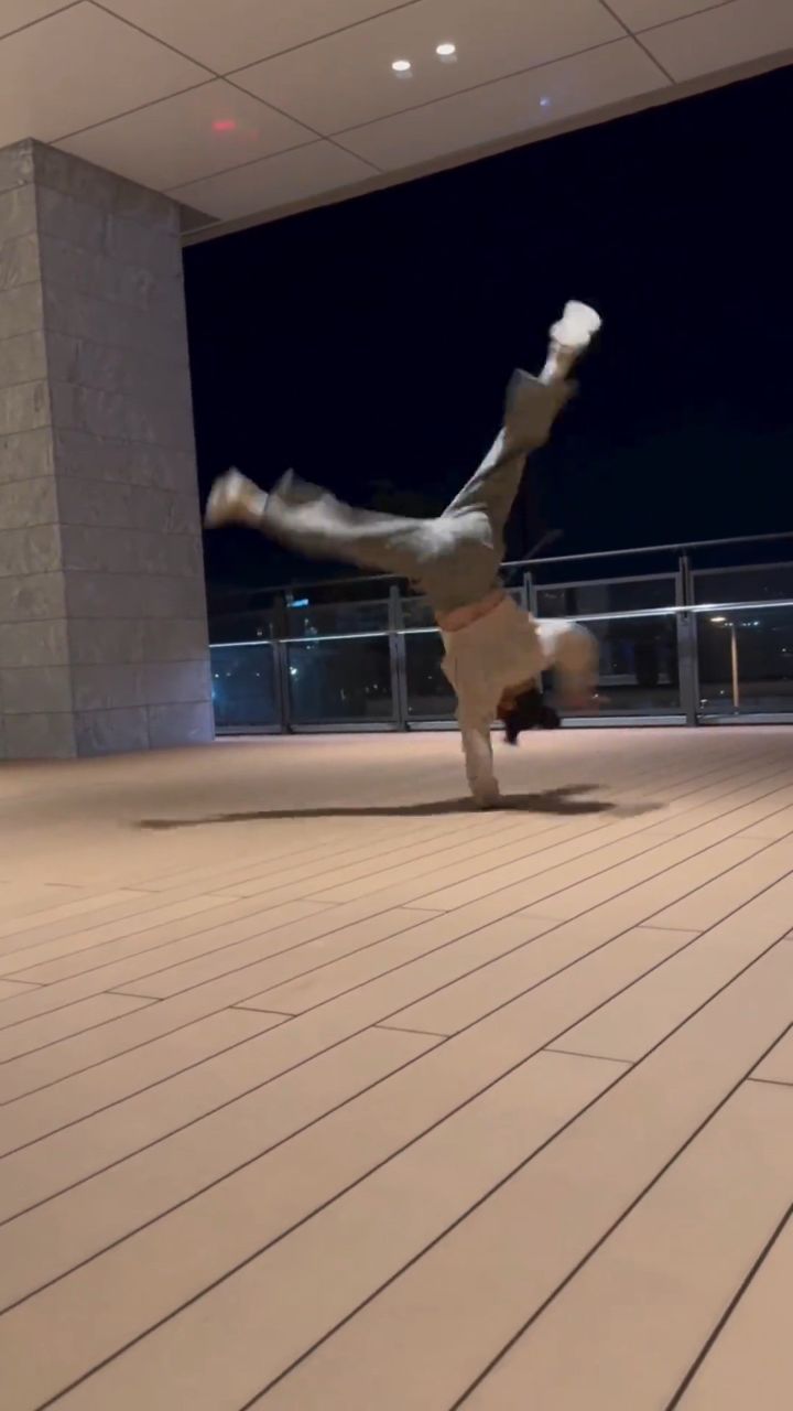 最美街舞女神,舞技超群,倒立转圈太厉害了