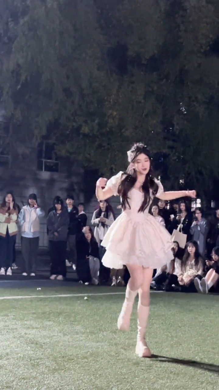 foreveryong学姐跳舞操场上从来不缺舞者校园随舞foreveryoung