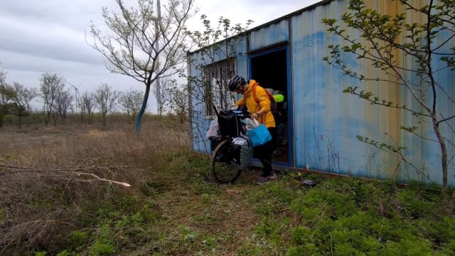 骑行安徽明光市,今日拿完快递补充物资后找了个政府废弃亭子暂住,找水做饭搭帐篷是真忙啊