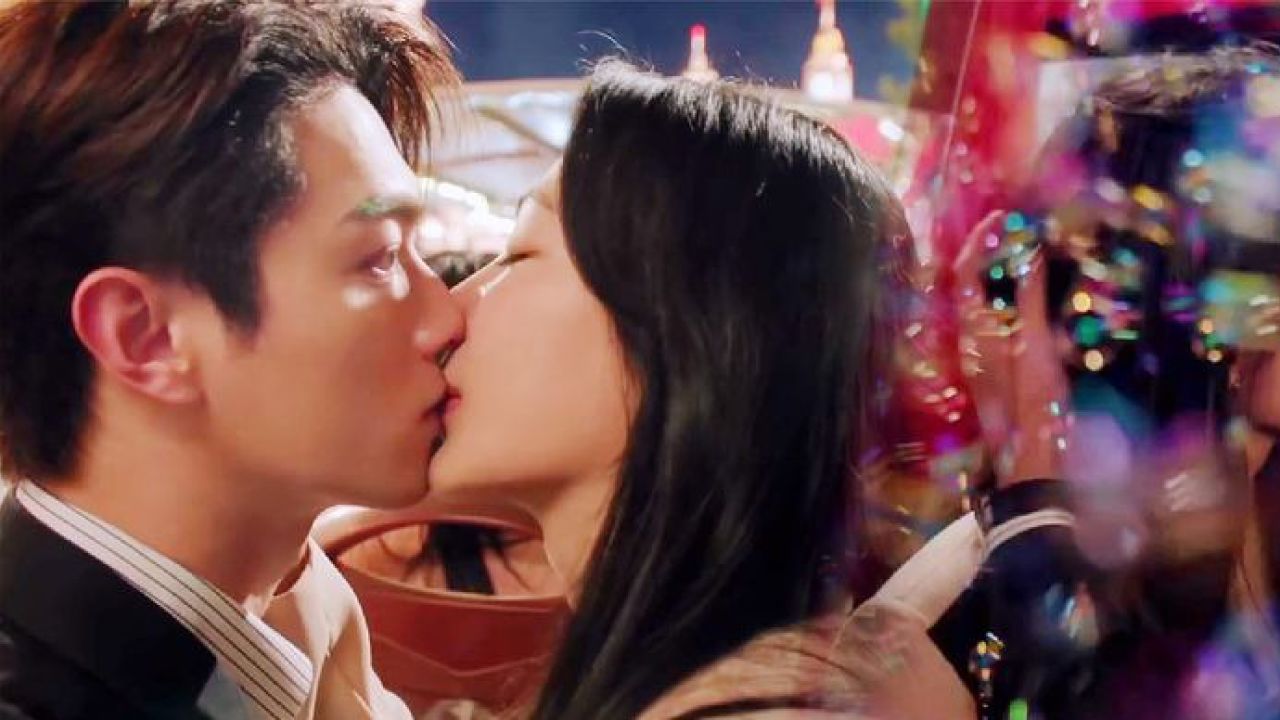 杨紫片场公主抱许凯,俩人搂在一起变魔术,难怪导演不敢放花絮