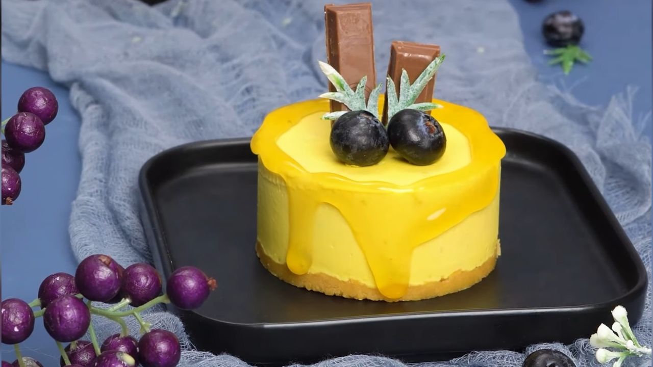 蓝莓巧克力装饰纸杯蛋糕