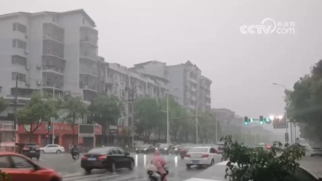 重庆秀山:强降雨来袭,当地发布雷电暴雨双预警