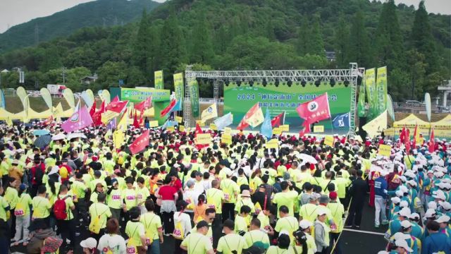 神行定海山 4月21日上午,2024“神行定海山”全国徒步大会暨最美环浙步道挑战赛举行,3000多名省内外徒步爱好者共赴一场山海徒步之旅.