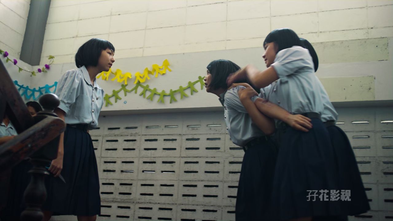女孩在学校遭到同学的霸凌，一气之下在诡书写下了校霸的名子。_高清1080P在线观看平台_腾讯视频