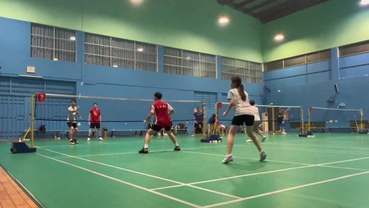 这个女生看起来好像不太会打球的样子#羽毛球 #打羽毛球女生 #羽毛球