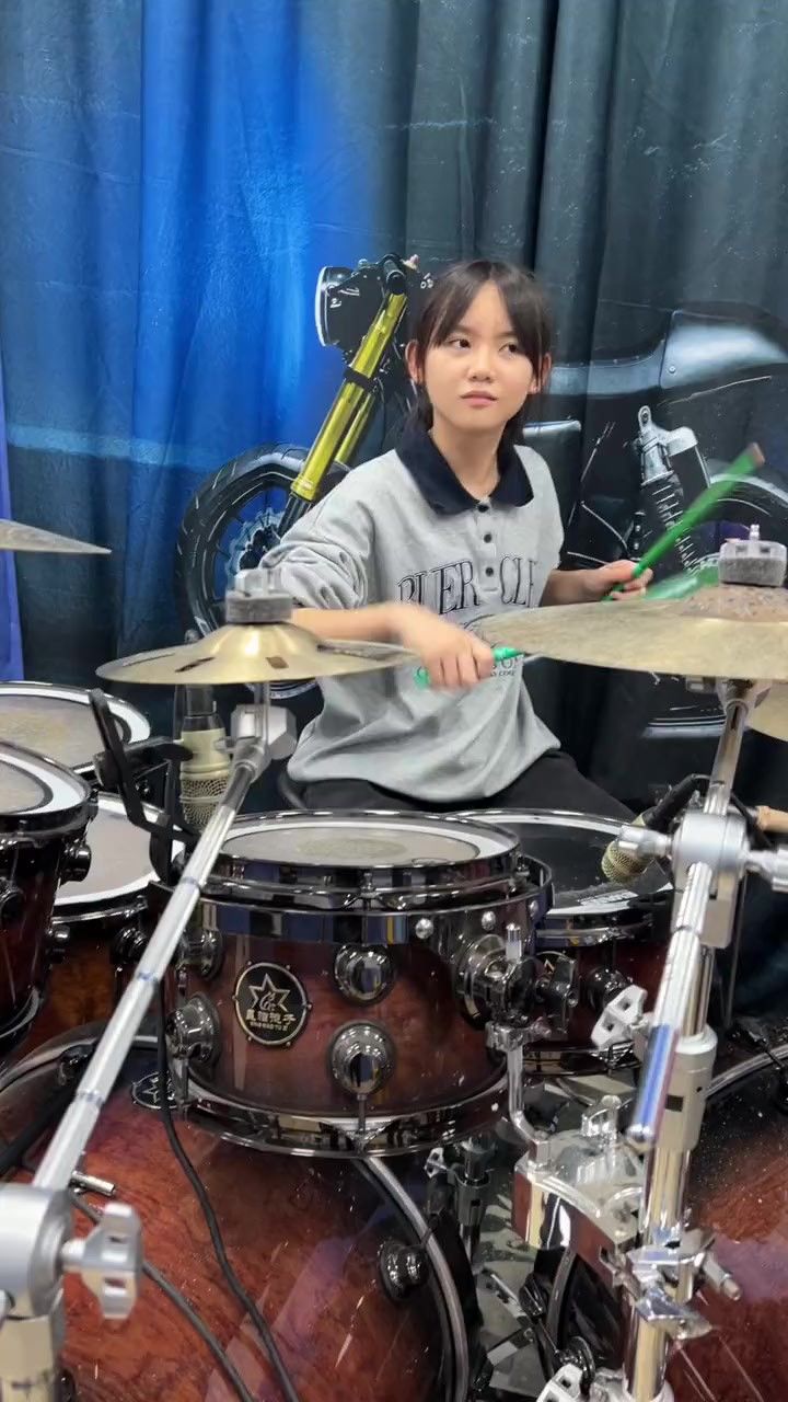 照亮我的家们,熟悉的歌词,满满的回忆#架子鼓#架子鼓演奏 #星星点灯
