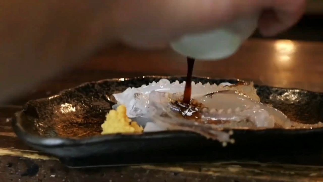 街头鱿鱼制作,在酱油的点缀下触须兴奋的手舞足蹈,晶莹剔透的肉质非常
