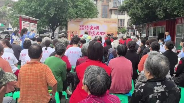 “文明集市”暖人心,邛崃市集中开展文明实践志愿服务活动