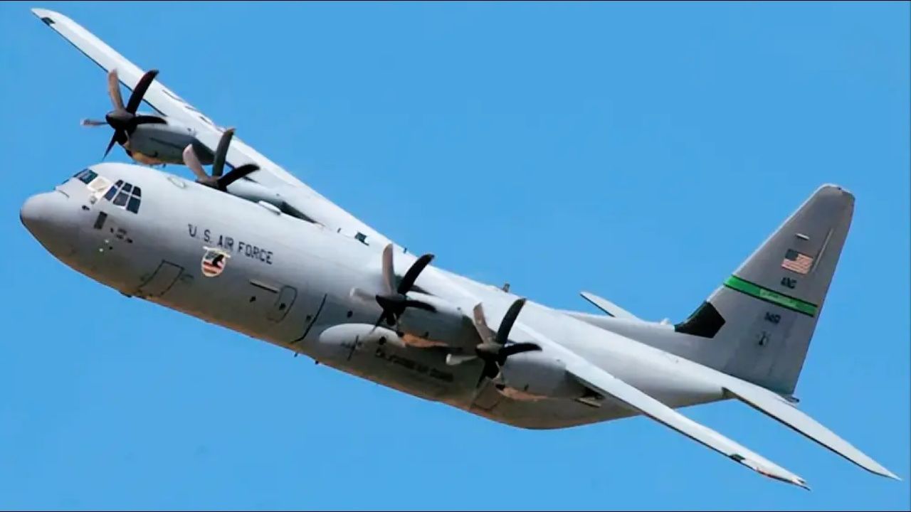 美国空中的大力神:c-130运输机.