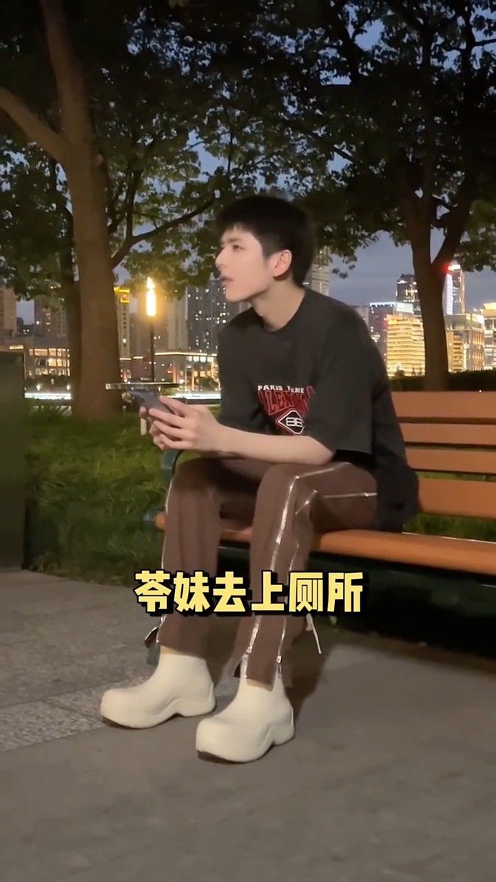 受了天大的委屈都可以忍住不吭声,但一听到安慰的话立刻就泣不成声