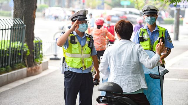 C1驾照骑电动车扣12分,车主不解,交警:你有没有常识?