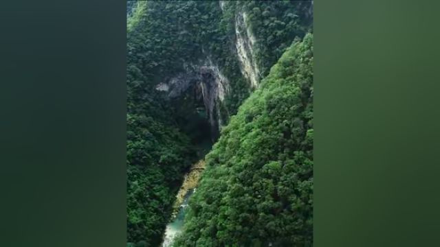 山泼黛,水挼蓝,翠相搀……被誉为“地球上的绿宝石”的贵州荔波,拥有极为丰富的旅游资源.