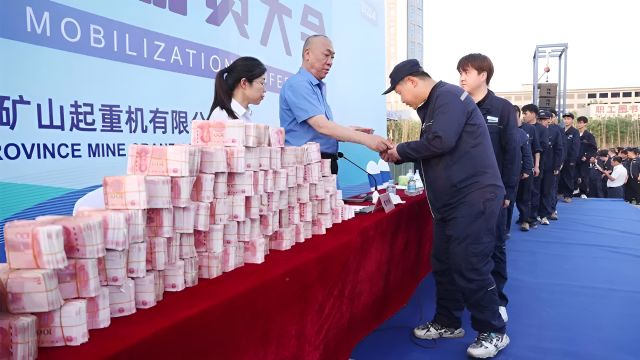 河南一企业老板喊员工回家“带薪收麦”,并现场发360万元现金福利