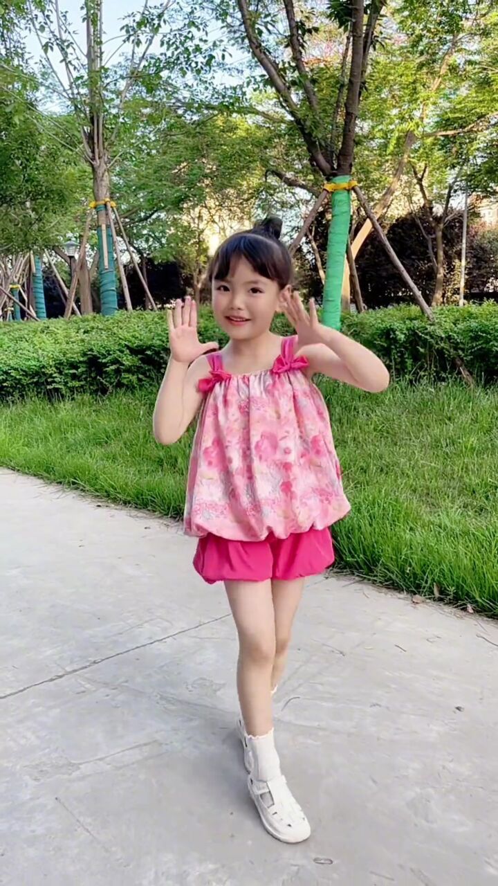 快乐张紫涵: #爱跳舞的小姑娘又来了 #喜欢跳舞哪里都是舞台 #夏天该