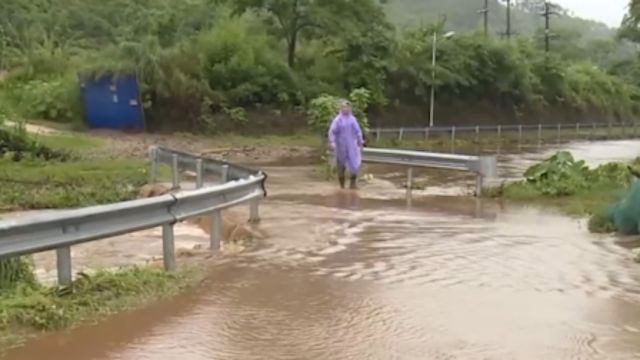 广西上林:持续降雨致河水暴涨村民被困,多部门联动成功救援