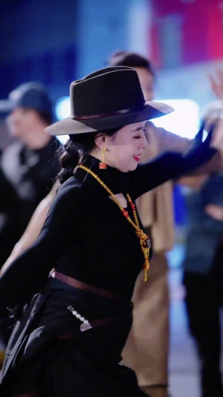 翁姆,翩翩起舞#藏族style #藏族舞 #锅庄跳起来 #锅庄舞 #舞蹈