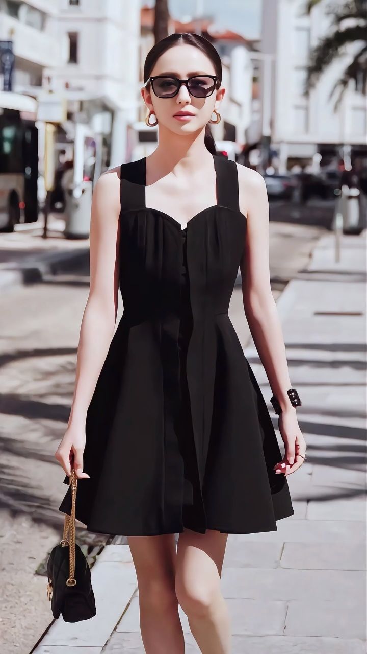 佟丽娅一袭黑色吊带裙,精致优雅大方,美艳动人