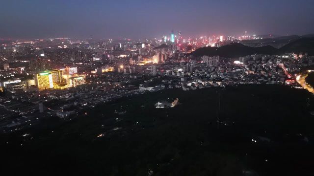 千佛山上航拍济南都市夜景,远处的CBD高楼林立