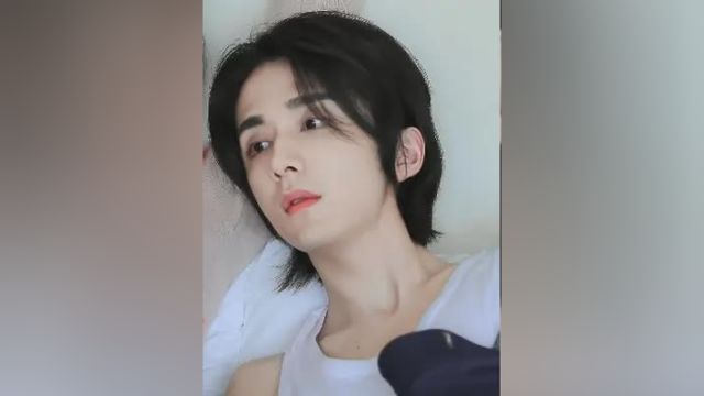 已婚人妻*退学高中生, 少年人的爱情真挚而热烈却无法暴露于阳光之下,没有人知道这个少年为了保护她付出了多大的代价.... 微暗之火 张新成 童谣