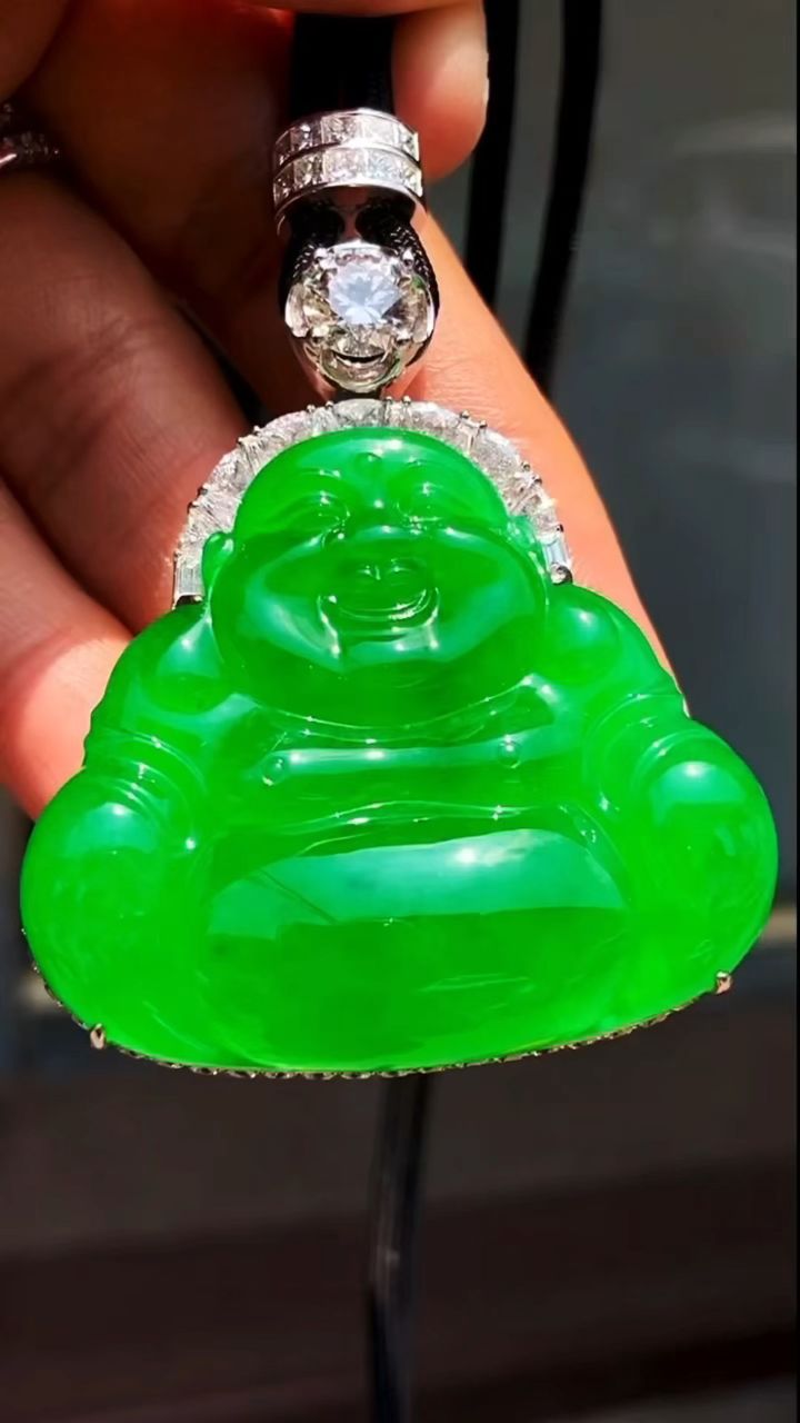 帝王绿是最贵的翡翠嘛(帝王绿翡翠是什么样子的) 第2张