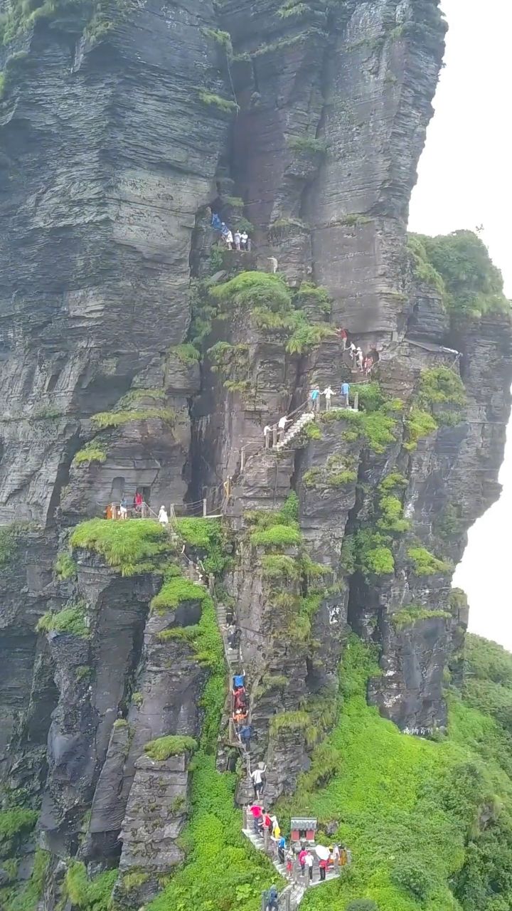 贵州铜仁梵净山垂直高差94米,登顶需要手脚攀爬,你敢来吗?