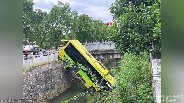 广西一公交冲入路边河道,后车记录下事故全过程