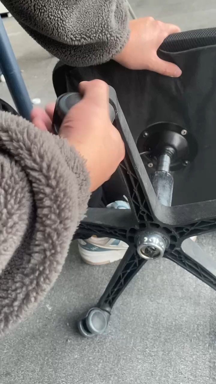 电脑椅轮子安装视频