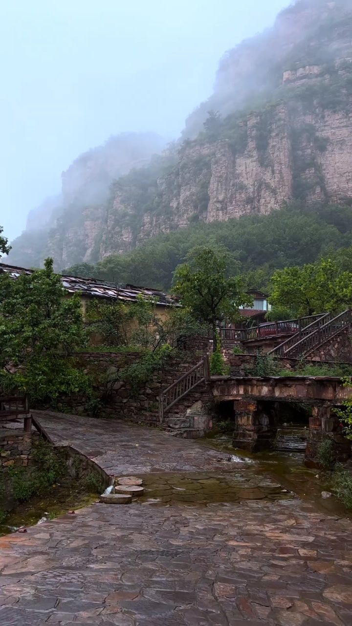 雨后大山图片