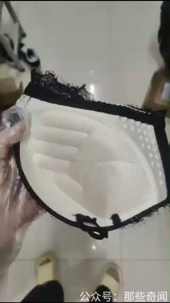 美女的内衣被坏人弄脏了