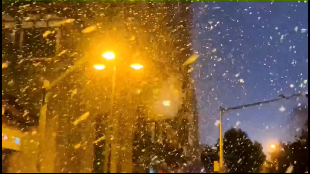 雪在夜晚下
