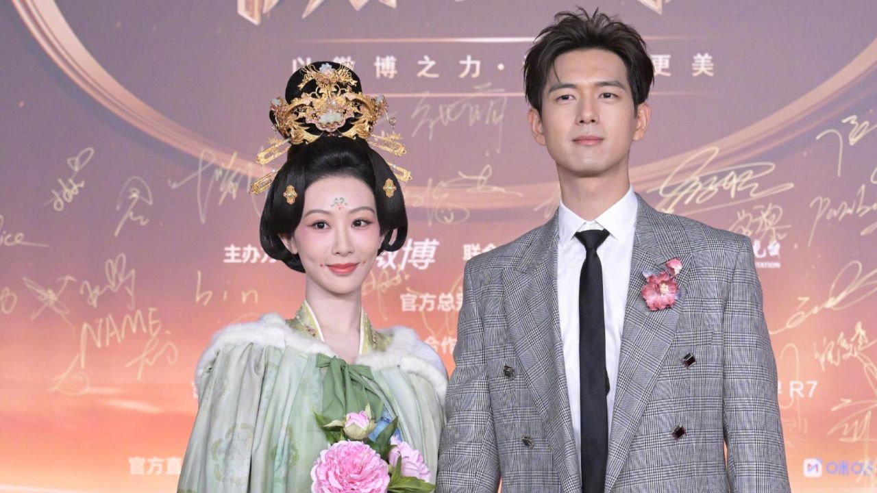 杨紫穿《国色芳华》戏服走红毯，与李现手牵手太好嗑：纯元CP结婚