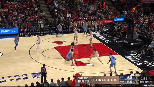 《TOP时刻》24日NBA最佳扣篮 布泽利斯超远滑翔劈扣吓跑贝恩