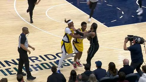 《NBA全场集锦》沃特福德情绪激动与特纳扭打在一起 多人拉架场面混乱 随后沃特福德连吃两T遭驱逐