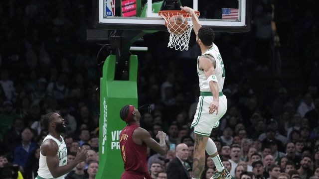 骑士vs凯尔特人五佳球 加兰大心脏压哨三分 塔图姆凌空劈扣技惊四座