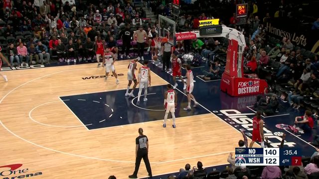 技惊四座！霍金斯只杀篮下旱地拔葱 单手劈扣看嗨队友